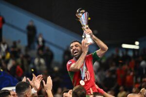 Le capitaine Soufiane El Mesrar brandit le Trophée de Champion d'Afrique